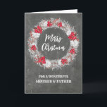 Chalkboard Moeder en Vader Vrolijk Kerstfeest Kaart<br><div class="desc">Vrolijk kerstfeest voor moeder en vader kaart met rustiek land krijtbord patroon en besneeuwde krans met poinsettias.</div>