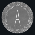 Chalkboard Monogram Baby's Breath Bruiloft Ronde Sticker<br><div class="desc">Een elegante rustieke bruiloft sticker met een afbeelding van baby's adem over een krijtbord geïnspireerde achtergrond. Personaliseer met je monogram.</div>