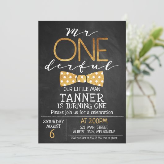 Chalkboard Mr. One-derful Verjaardag Uitnodiging (Staand voorkant)