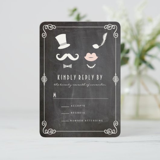 Chalkboard Mustache en Lips  Chic Wedding RSVP Kaartje (Staand voorkant)