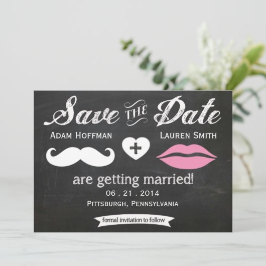 Chalkboard Mustache en Lips sparen de Datum Save The Date (Staand voorkant)