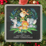 Chalkboard Oerwoud Baby's Eerste Kerst Ornament<br><div class="desc">Schattigee safaridieren voor een baby jongens of meisjes eerste kerst. Onze schattige oerwoud scene beschikt over een giraffe,  aap,  olifant,  zebra,  nijlpaard & leeuw. Overeenkomende objecten beschikbaar in onze winkel.</div>