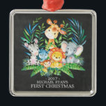 Chalkboard Oerwoud Baby's Eerste Kerst Ornament<br><div class="desc">Schattigee safaridieren voor een baby jongens of meisjes eerste kerst. Onze schattige oerwoud scene beschikt over een giraffe,  aap,  olifant,  zebra,  nijlpaard & leeuw. Overeenkomende objecten beschikbaar in onze winkel.</div>