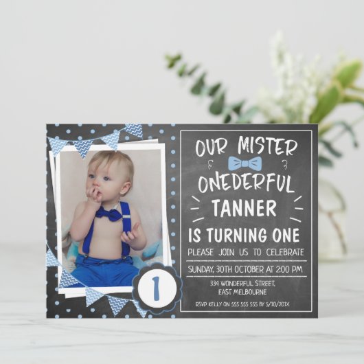 Chalkboard Onederful 1e verjaardag uitnodiging (Staand voorkant)