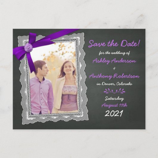 Chalkboard Paarse Bow Photo Wedding Save the Date Aankondigingskaart (Voorkant)