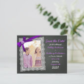 Chalkboard Paarse Bow Photo Wedding Save the Date Aankondigingskaart (Staand voorkant)