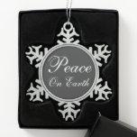 Chalkboard Peace on Earth Snowflake Ornament<br><div class="desc">Een kleurenschema op het bord versiert deze elegante Peace On Earth sneeuwflake ornament.</div>