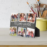 Chalkboard Photo Collage Kinder School Year Keepom Fotoplaat<br><div class="desc">Creëer een speciale herinnering aan het schooljaar van je kind met deze foto-inkuilplak met 6 foto's. Personaliseer met hun rang,  de naam van de leraar,  en academisch jaar in witte letters op een achtergrond van het karton.</div>