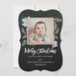 Chalkboard Pine met kerstmis Feestdagenkaart<br><div class="desc">Deze kaart heeft alles. Achtergrond van het karton,  holly bessen,  pijnboomtakken,  pijndenkegels,  rood,  wit en JULLIE! Pas je eigen handtekening aan en pas je aan met je eigen foto en stuur een kerstkaart voor dit vakantieseizoen,  dat zeker een soort is.</div>