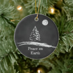 Chalkboard Pine Tree Black en White Kerstmis Keramisch Ornament<br><div class="desc">Dit kerstboomornament heeft 's nachts een zwart-wit afbeelding van een dennenboom, in de sneeuw, met de maan aan het schijnen. Er staat 'Vrede op Aarde', maar je kunt dat in de sjabloon veranderen als je dat wilt, of het verwijderen. — Op de achterkant van het ornament staat "Kerst en het...</div>
