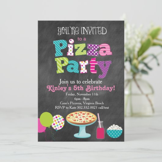 Chalkboard Pizza Party Uitnodiging (Meisje) (Staand voorkant)