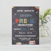 Chalkboard pre-k Afstuderen Invitation Kaart (Staand voorkant)