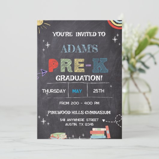 Chalkboard pre-k Afstuderen Invitation Kaart (Staand voorkant)