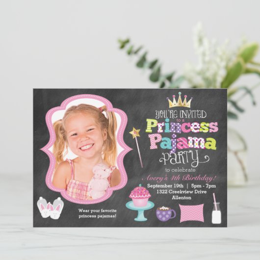 Chalkboard Princess Pajama Party Photo Invitation Kaart (Staand voorkant)