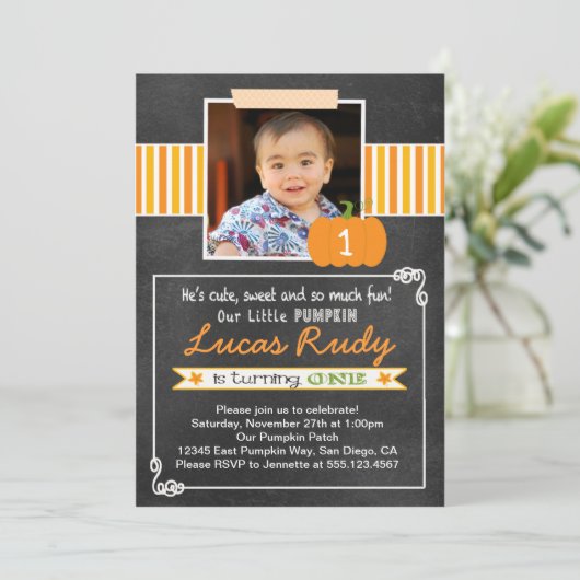 Chalkboard Pumpkin 1st Birthday Uitnodiging (Staand voorkant)