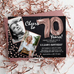 Chalkboard RoseGold Balloons 2 Foto 70th Birthday Kaart<br><div class="desc">Viel de BIG 70! Deze nodigt u uit om een foto te uploaden voor en na de foto van het verjaardagscadeau man of vrouw in een roos gouden lijst, met de titel "Cheers to 70 Years!". Met een rustige krijtbordachtergrond, roos gouden ballonnen, faux roos goudglitter flecks en een eenvoudige sjabloon...</div>