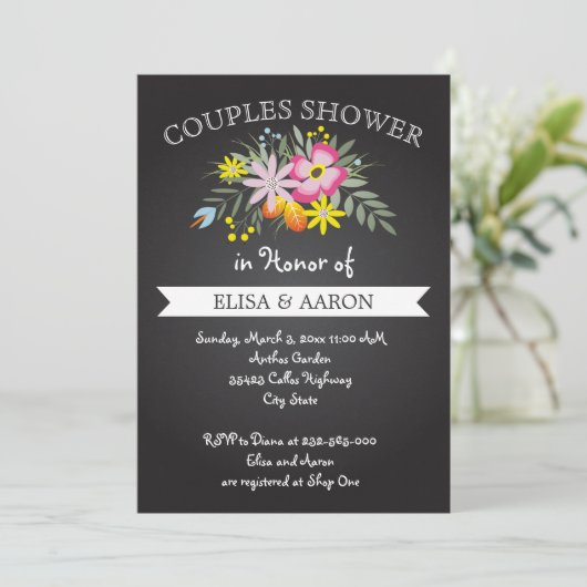 Chalkboard roze bloemen bruiloft koppels douche kaart (Staand voorkant)