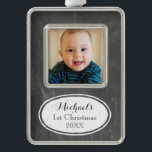 Chalkboard Rustic Baby's eerste kerstOrnament<br><div class="desc">Baby's eerste kerstfeest aangepaste fotoversiering in een plattelandskalkbordpatroon met  details en tekst met handletterstijl.</div>