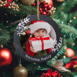 Chalkboard Rustic Circle Photo Snowflakes Keramisch Ornament<br><div class="desc">Pas deze versiering aan met uw familiefoto en voeg uw familienaam samen met het jaar toe voor deze geweldige kerstwens.</div>