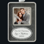 Chalkboard Rustic First-kerstcouple Ornament<br><div class="desc">Onze eerste kerstmis bevat aangepaste fotodecoratie in een plattelandskalkbordpatroon met  details en tekst in stijl met handschrift.</div>