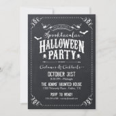 Chalkboard rustieke Spooktacular Halloween Party Kaart (Voorkant)