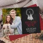 Chalkboard Save the Date kerstfoto Card<br><div class="desc">Dit karton met de grote poep slaat de datum van de kerstkaart op als een feestelijke groet en een redder de datumkaart. Het ontwerp is voorzien van een foto van uw verloving en een spleet met uw laatste initiaal monogram, bedekt met versierde witte kerstbomen op een krijke kunstachtergrond. Op de...</div>