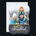 Chalkboard Script Hanukkah-fotokaart Feestdagenkaart<br><div class="desc">Eenvoudige chic modern Hanukkah-fotokaart elegant kalligrafiescript-typografie op een faux chalkboard texture background. Pas het ontwerp aan met uw aangepaste familiefoto en -naam. Klik op de knop "Aanpassen" om meer tekst en foto's aan de achterzijde toe te voegen en creëer uw eigen unieke ontwerp van een soort ontwerp!</div>