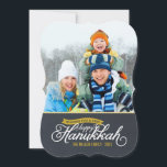 Chalkboard Script Hanukkah-fotokaart Feestdagenkaart<br><div class="desc">Eenvoudige chic modern Hanukkah-fotokaart elegant kalligrafiescript-typografie op een faux chalkboard texture background. Pas het ontwerp aan met uw aangepaste familiefoto en -naam. Klik op de knop "Aanpassen" om meer tekst en foto's aan de achterzijde toe te voegen en creëer uw eigen unieke ontwerp van een soort ontwerp!</div>