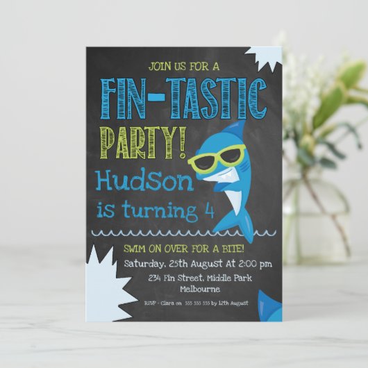 chalkboard Shark Birthday-uitnodiging Kaart (Staand voorkant)