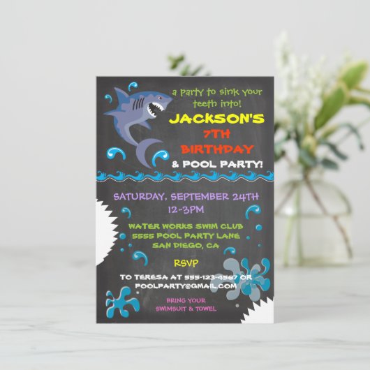 Chalkboard Shark Pool Birthday Party Invitations Kaart (Staand voorkant)