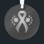 Chalkboard Silver Awareness Ribbon Ornament<br><div class="desc">Zilveren lint met witte bloemen in een kartonnen ontwerp. Het zilveren lintje wordt geassocieerd met Bewustzijn bij ouderen in mei,  Bewustzijn bij dyslexie in oktober,  Bewustzijn bij gehandicapte kinderen en bewustzijn bij encefalitis.</div>