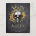 Chalkboard Skull Gothic Halloween Save the Date<br><div class="desc">Laat je gasten weten dat je een afspraakje hebt gemaakt voor je bruiloft met deze gotische schedel en bloemen, met de date card. **GEEF DE LEZING VÓÓR AANKOOP** Onze reeks begrotingskantoorbenodigdheden meet 4, 5 x 5, 6 inch en past binnen een A6-envelop, die beschikbaar is in allerlei kleuren in uw...</div>