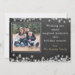 Chalkboard Snowflake Family Foto met Kerstmis Feestdagenkaart<br><div class="desc">Verzend dit rustige krijtbord en het sneeuwvlokontwerp Kerstmis wenskaart om uw familie en vrienden een magisch seizoen van feestelijkheid te wensen. Pas uw persoonlijke foto en boodschap aan uw gezin aan. Fotokrediet sjabloon: Foto van Kaitlyn Horton op Unsplash</div>