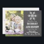 Chalkboard Snowflake Holiday-fotokaart Feestdagenkaart<br><div class="desc">Voeg uw favoriete familiefoto toe aan deze betaalbordfotokaarten met een bord en een sneeuwvlokvormig ontwerp met de woorden May Your Days Merry and Bright. De achterkant van de winter- of kerstkaart heeft een rood-wit sneeuwvlokpatroon. Kunstwerk © Chrissy H. Studios,  LLC. Alle rechten voorbehouden.</div>