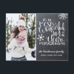 Chalkboard Snowflake Merry-kerstfoto Briefkaart<br><div class="desc">Een mooi op typografie gebaseerd briefkaart voor feestfoto's met een familiefoto. "Het is de mooiste tijd van het jaar" staat in witte, met de hand geschreven typografie op een met houtskool grijze achtergrond die voorzien is van witte sneeuwvlokken. Pas de kaart aan met uw persoonlijke groet, familienaam en individuele namen....</div>