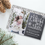 Chalkboard Snowflake Merry-kerstfoto | Feestdagenkaart<br><div class="desc">Een prachtige, op typografie gebaseerde vakantiefoto-kaart is voorzien van een familiefoto. "Het is de mooiste tijd van het jaar" staat in witte, met de hand geschreven typografie op een met houtskool grijze achtergrond die voorzien is van witte sneeuwvlokken. Pas de kaart aan met uw persoonlijke groet, familienaam en individuele namen....</div>