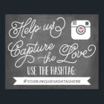 Chalkboard Social Media Hashtag | Weddenschap-deco Poster<br><div class="desc">Dit hashtag-teken zegt: "Help ons de liefde vast te leggen. Gebruik de hashtag... " met een plek waar u zich kunt personaliseren met uw eigen aangepaste hashtag, allemaal op een chalkboardachtergrond. Met getekende sociale mediapictogrammen voor uw gasten om uw speciale evenement met u te delen. De hulp vangt foto's van...</div>
