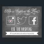 Chalkboard Social Media Hashtag | Weddenschap-deco Poster<br><div class="desc">Dit hashtag-teken zegt: "Help ons de liefde vast te leggen. Gebruik de hashtag... " met een plek waar u zich kunt personaliseren met uw eigen aangepaste hashtag, allemaal op een chalkboardachtergrond. Met getekende sociale mediapictogrammen voor uw gasten om uw speciale evenement met u te delen. De hulp vangt foto's van...</div>