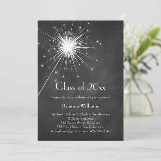 Chalkboard Sparkler Afstuderen Invitation Kaart (Staand voorkant)