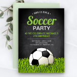 Chalkboard Sports Kinder Soccer Birthday Party Kaart<br><div class="desc">Verrijk je gasten met deze coole feestdag met een voetbal op een gazon met moderne typografie tegen een achtergrond van een bord. Voeg eenvoudig uw gebeurtenisdetails op deze makkelijk te gebruiken sjabloon toe om het één-van-een-soort uitnodiging te maken. Draai de kaart om een mooie groene grastextuur op de achterkant van...</div>