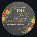 Chalkboard Spread Liefde Hand Sanitizer Bruiloft Ronde Sticker<br><div class="desc">Rustiek verspreid de liefde niet kiemen bruiloft gunst stickers voor gepersonaliseerde hand sanitizer gunsten . Rustiek krijtbord look gunst tags met  bloemenboeket. Personaliseer de hand sanitizer gunsttags met bruid en bruidegom namen en trouwdatum.</div>