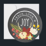 CHALKBOARD STAMPED  FLORAL HOLIDAY KAART<br><div class="desc">Een warme en kleurrijke vakantieboeket van verse geïllustreerde bloemen bedekt een  gestempelde "Vrede,  Liefde en Vrede" boven een krijtbordachtergrond. Voor een kleine DIY,  prik een enkel gat in de bovenkant en stropdas een lint door uw kerstkaart om te vormen tot een versiering.</div>