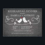 Chalkboard Tortelduifjes Rehearsal Dinner Kaart<br><div class="desc">Populaire repetitieve avondeten uit het diner -chalkboardrepetitie voor de trouwpartij-uitnodiging met een populair bord met een schattig paar liefdesvogels met een hart op een fancy bloeiende tak. Voor een extra speciale aanraking,  de achterkant van onze uitnodigingen coördinaat met ons voorontwerp.   Stijlvolle & krijtbordrepetitie voor het avondeten.</div>