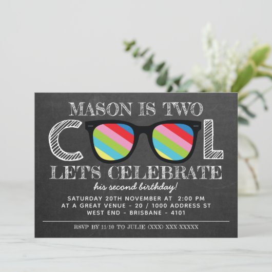 Chalkboard twee kool van twee jaar oude verjaardag kaart (Staand voorkant)