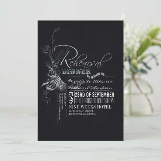 Chalkboard  Typografie Rehearsal Dinner Kaart (Staand voorkant)