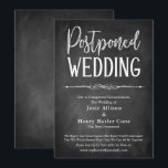 Chalkboard Typography Postponed Wedding Kaart<br><div class="desc">In dit ontwerp heb ik een paar compatibele lettertypen gebruikt om een afbeelding te creëer die "Uitgestelde bruiloft" leest, gecentreerd en vet aan de bovenkant. Er verschijnt vervolgens een uitgebreide rand om deze kop van het lichaam te scheiden. Onder de rand staan de sjabloon velden die u gebruikt om uw...</div>
