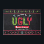 Chalkboard Ugly Christmas Sweater Nordic Knit Fun Deurmat<br><div class="desc">"Welkom bij onze lelijke zweet Kerstmis." Decorteer uw ingang in "stijl" met deze unieke, leuke, op maat gesneden naam-welkomstmat! Noordse messt fair isle-patroon van witte bomen, rendieren, ornamenten, samen met een speelse "sweater"-typografie in rood, groen en aqua blauw, bedekt een kartonachtergrond. Voeg je familienaam of een andere kopie toe. De...</div>