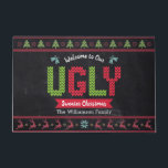 Chalkboard Ugly Christmas Sweater Nordic Knit Fun Deurmat<br><div class="desc">"Welkom bij onze lelijke zweet Kerstmis." Decorteer uw ingang in "stijl" met deze unieke, leuke, op maat gesneden naam-welkomstmat! Noordse messt fair isle-patroon van witte bomen, rendieren, ornamenten, samen met een speelse "sweater"-typografie in rood, groen en aqua blauw, bedekt een kartonachtergrond. Voeg je familienaam of een andere kopie toe. De...</div>