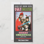 Chalkboard Ugly KerstSweater Photo Card Feestdagenkaart<br><div class="desc">Super grappig Chalkboard Ugly KerstSweater-fotokaart met leuke lettertypen op een bord of een zwarte achtergrond. Vervang gewoon de foto die je met je familiefortret laat zien en pas deze aan. Heb problemen,  neem contact met me op. Met de hand getekende illustratie door McBooboo.</div>