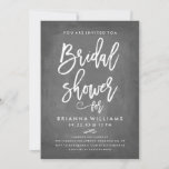 Chalkboard-Vrijgezellenfeest voor grafische typogr Kaart<br><div class="desc">Deze stijlvolle Bridal Shower-uitnodiging biedt stijlvolle lettertypen,  een achtergrond op het bord en een poka-puntpatroon op de achterzijde.</div>